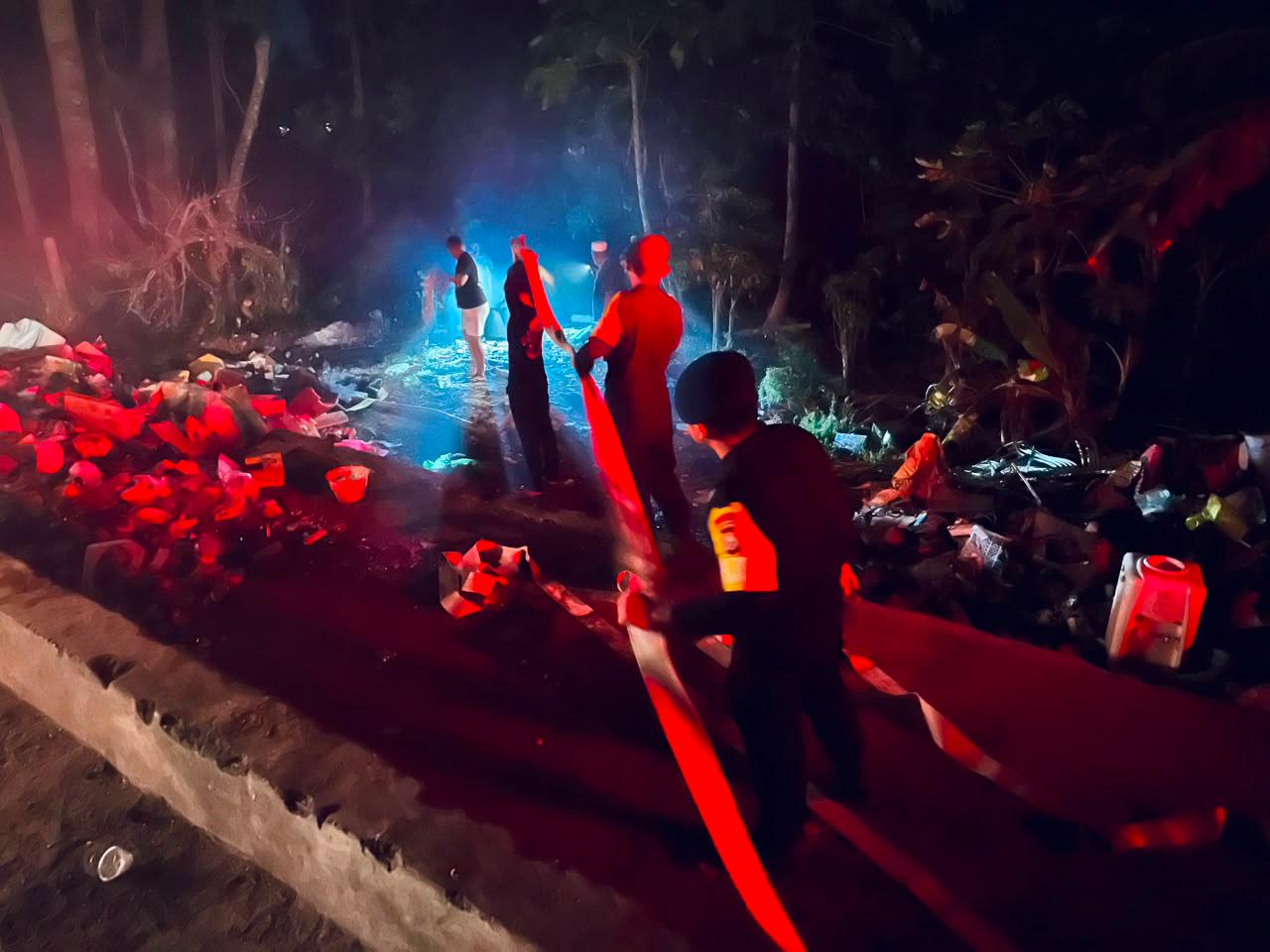 Personel Satbrimob Polda Malut Tanggap Cepat Padamkan Kebakaran Hutan di Kelurahan Tubo