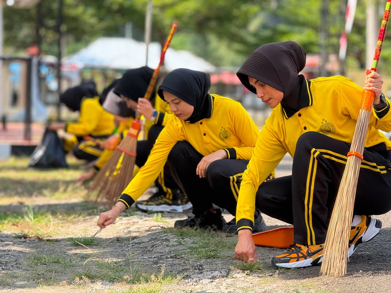 Hari Jadi ke-78 Polwan, Polda Malut Tunjukkan Kepedulian Lewat Aksi Bersih Serentak