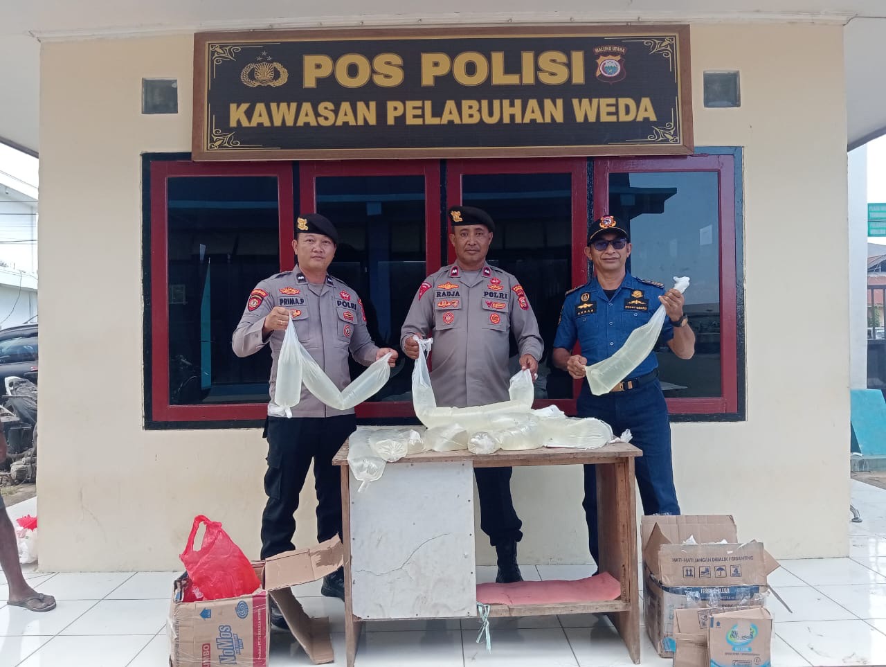 Satuan KP3 Weda Amankan 10 Kantong Miras Tradisional Jenis Cap Tikus di Pelabuhan Weda