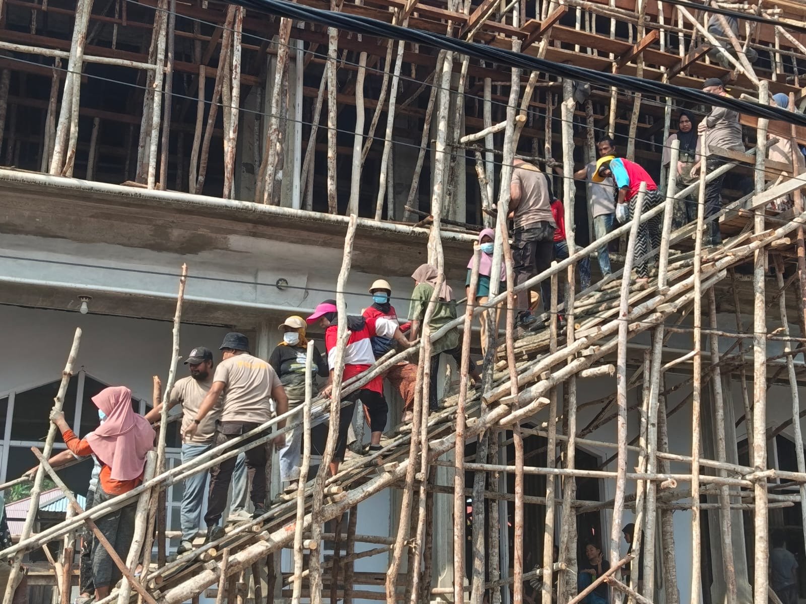 Semangat Gotong Royong, Polsek Patani dan Warga Bersatu Bangun Lantai 2 Masjid Al-Atiq