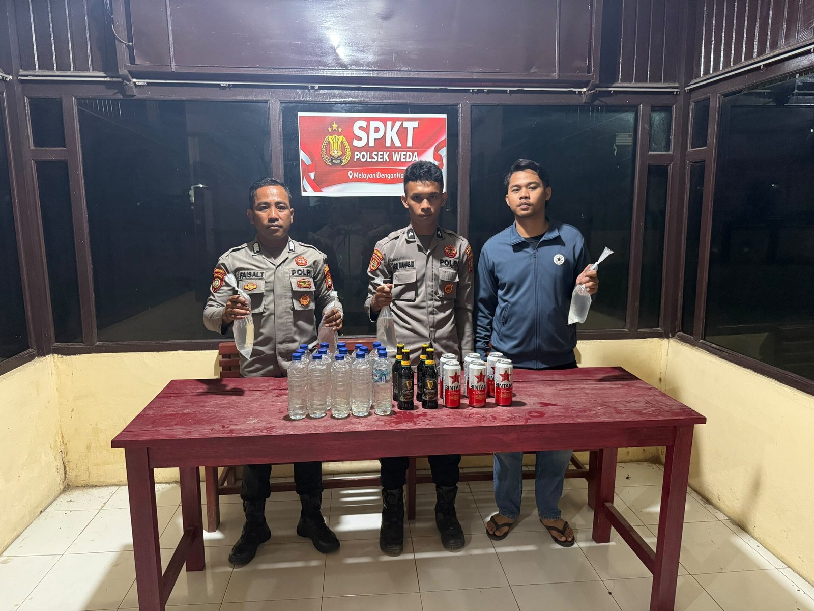 POLSEK WEDA GELAR RAZIA MIRAS, AMANKAN 29 KEMASAN MINUMAN KERAS DI DESA FIDI JAYA