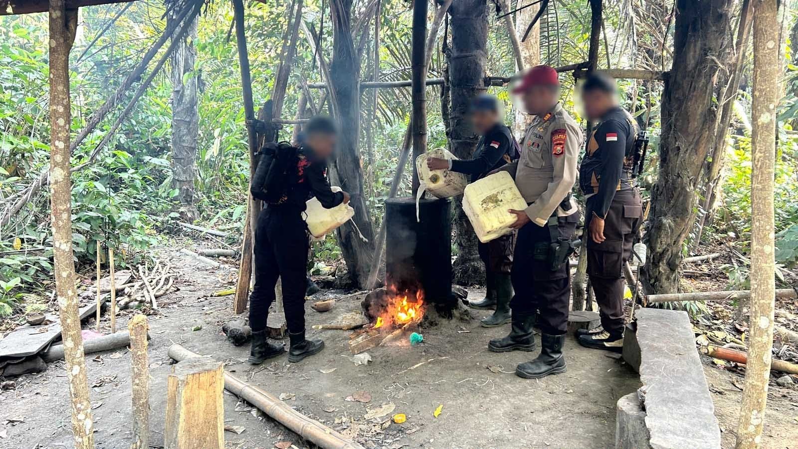 Polres Halsel Bongkar Penyulingan Cap Tikus, 700 Liter Saguer Dimusnahkan