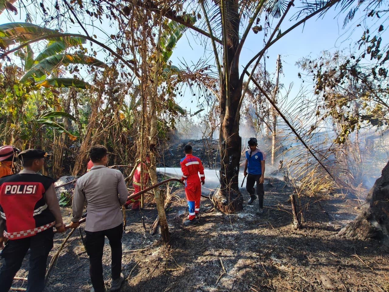 Komitmen Tanpa Henti, Polres Halsel Hadir Terdepan Tangani Karhutla