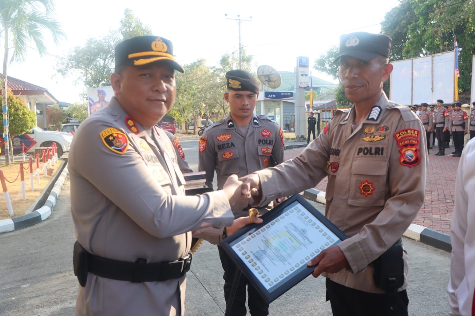 Kapolres Kepulauan Sula Berikan Penghargaan dan Apresiasi Terhadap Personel Berprestasi