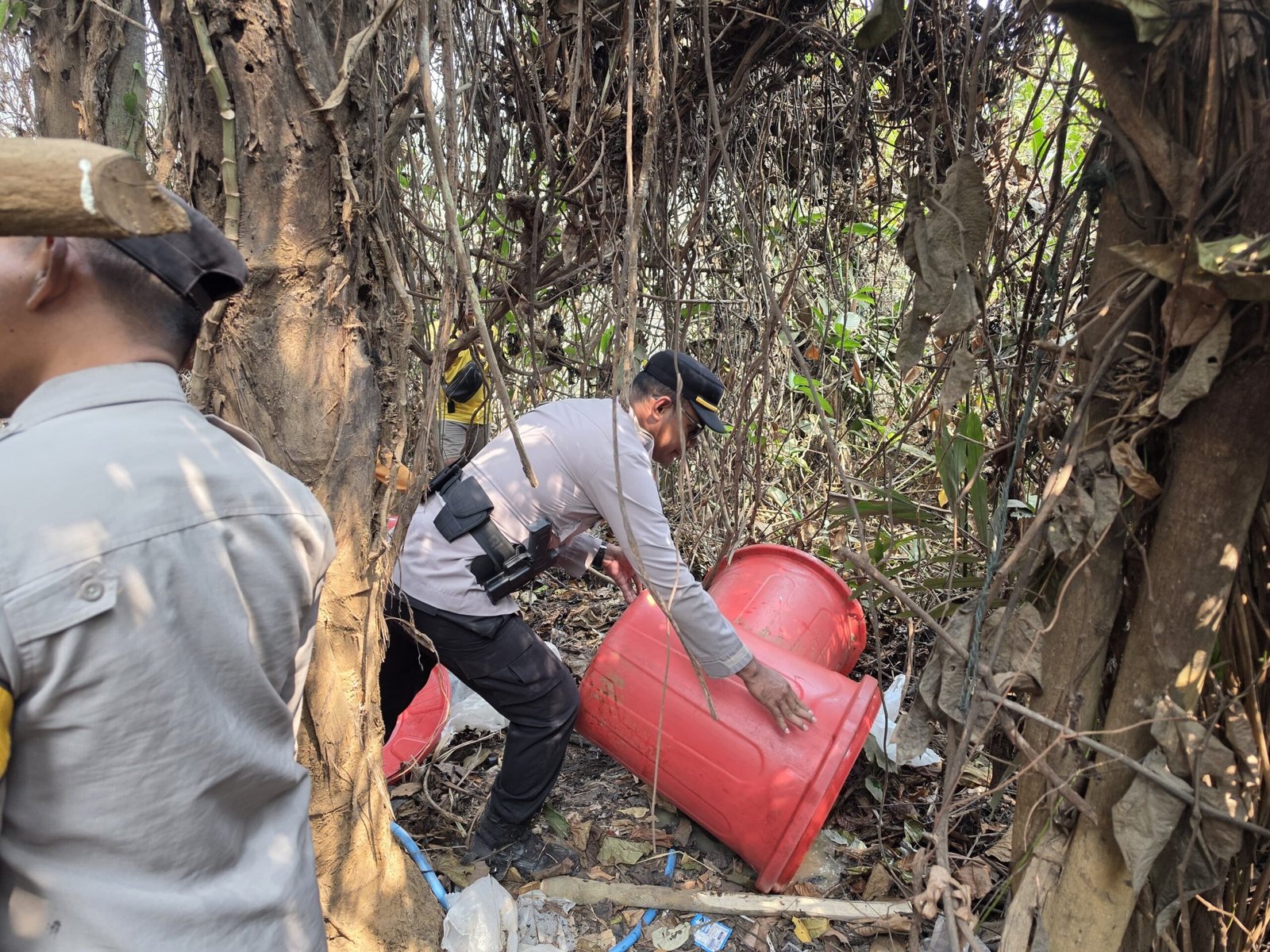 Polsubsektor Weda Tengah Tertibkan Lokasi Produksi Miras Cap Tikus di Kulo Jaya