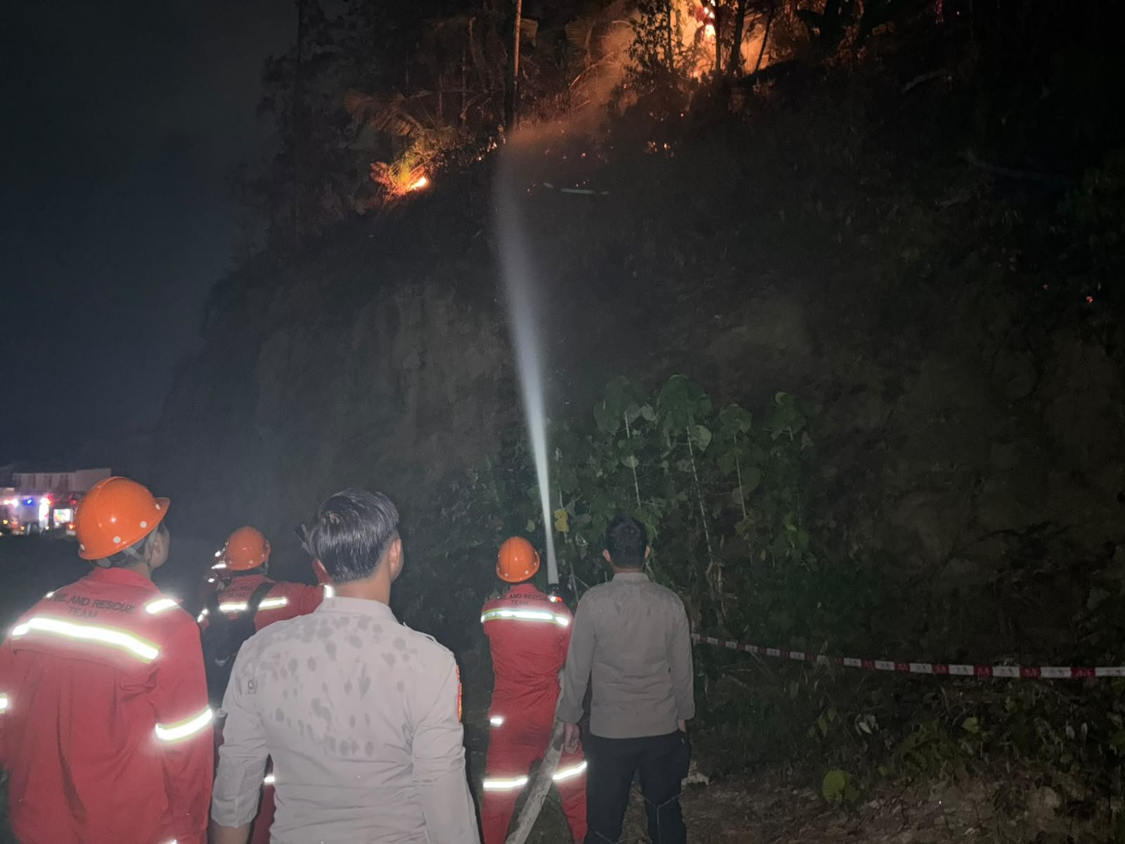 KEBAKARAN HUTAN DI LUKOLAMO, POLRES HALTENG BERSAMA ERT PT IWIP LAKUKAN PEMADAMA