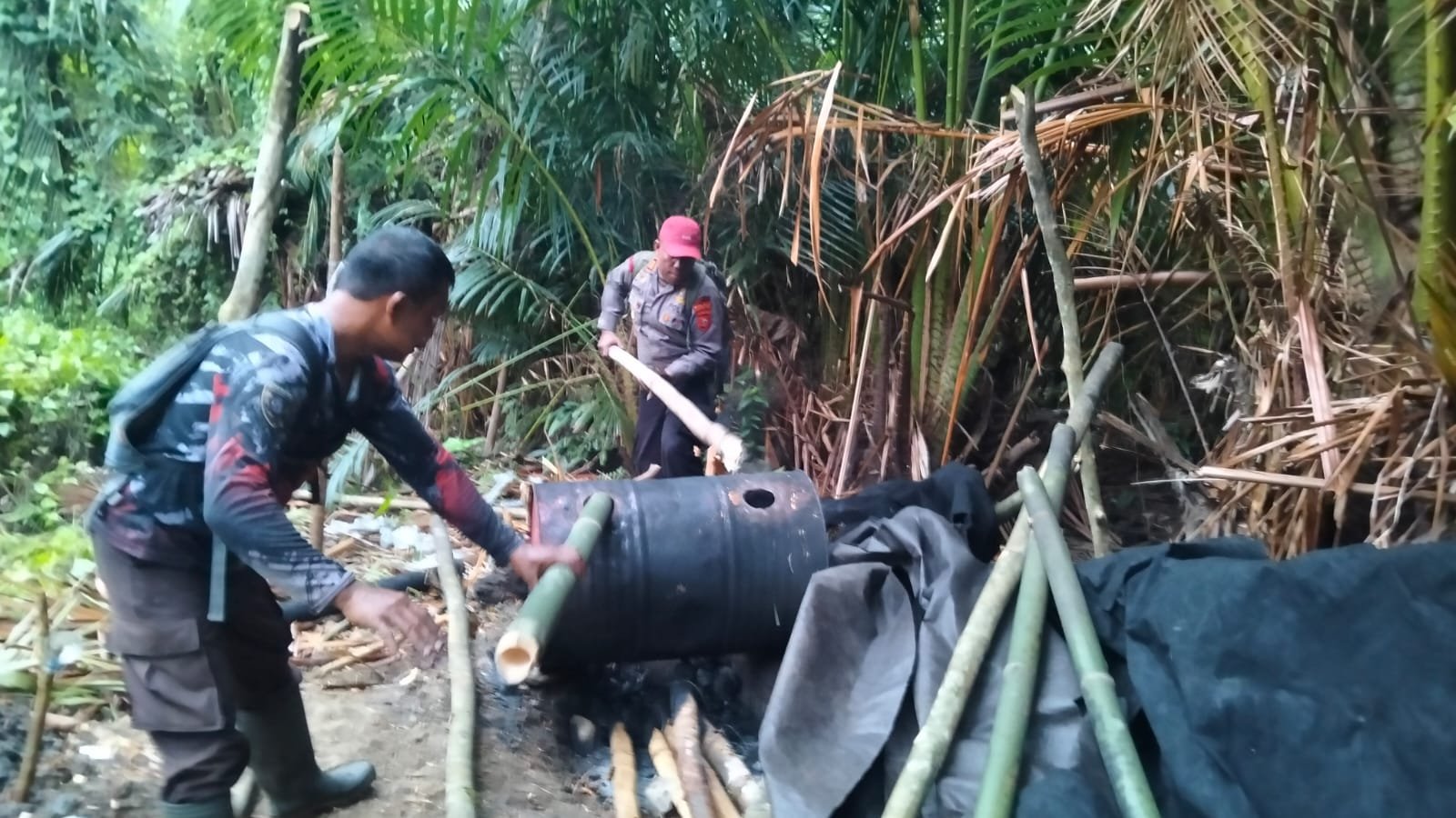 Saber Miras Polres Halsel Temukan Lokasi Penyulingan Cap Tikus, 270 Liter Miras dan Bahan Baku Dimusnahkan