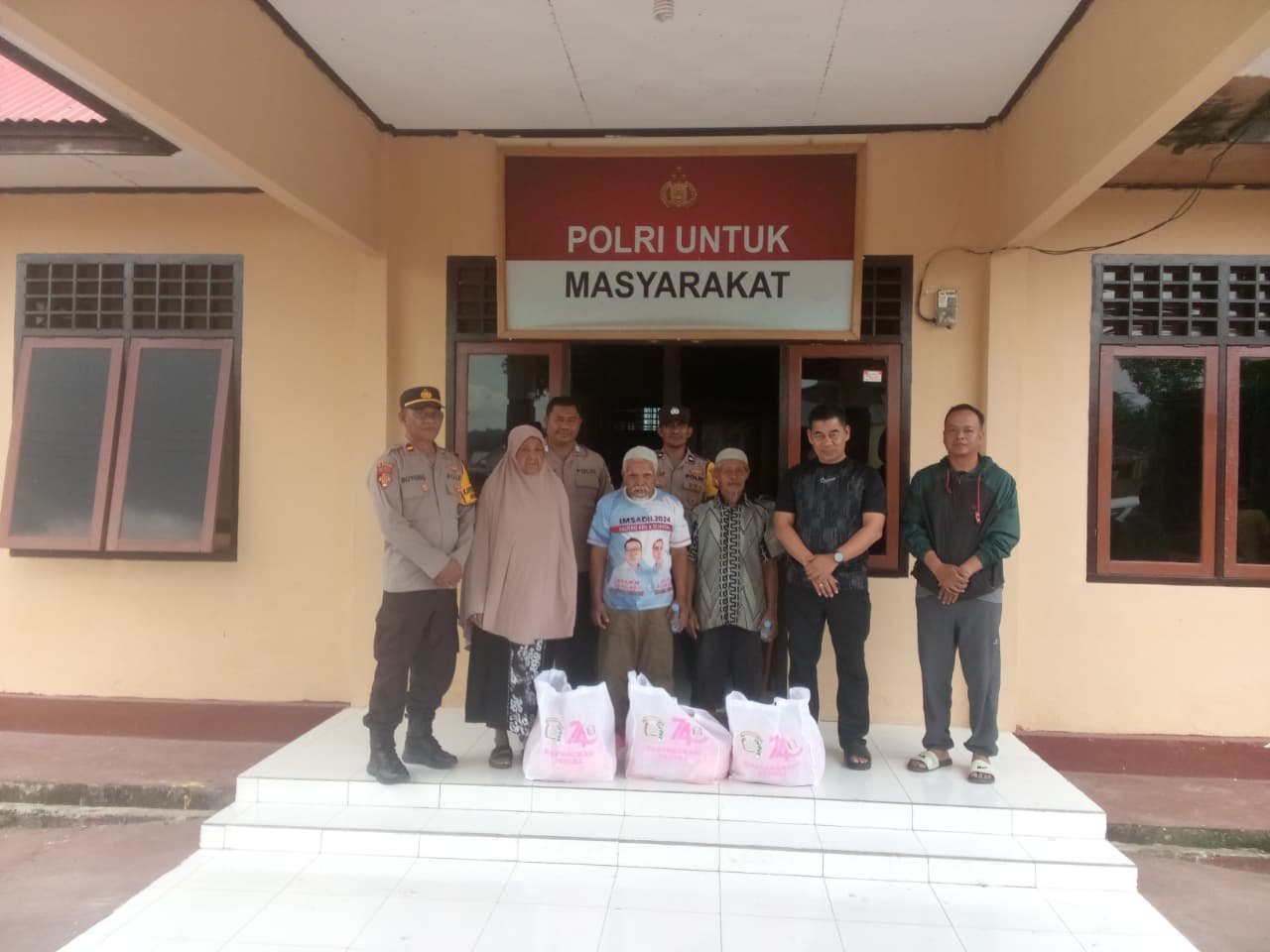 Kapolda Maluku Utara Salurkan Bantuan Sosial kepada Masyarakat Weda Selatan