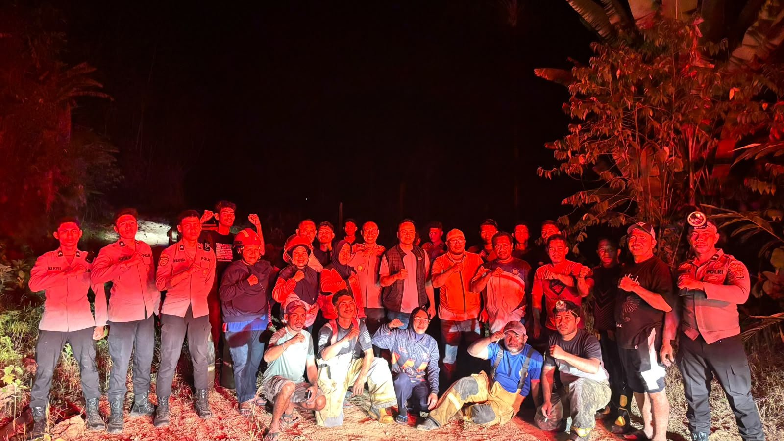 POLRES HALTENG BERSAMA DAMKAR DAN WARGA PADAMKAN KEBAKARAN LAHAN DI GUNUNG BENTENG