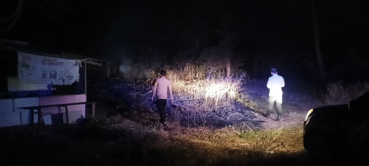 Kebakaran di Belakang SMP Negeri 13 Halteng, Polisi dan Tim Gabungan Bergerak Cepat Padamkan Api