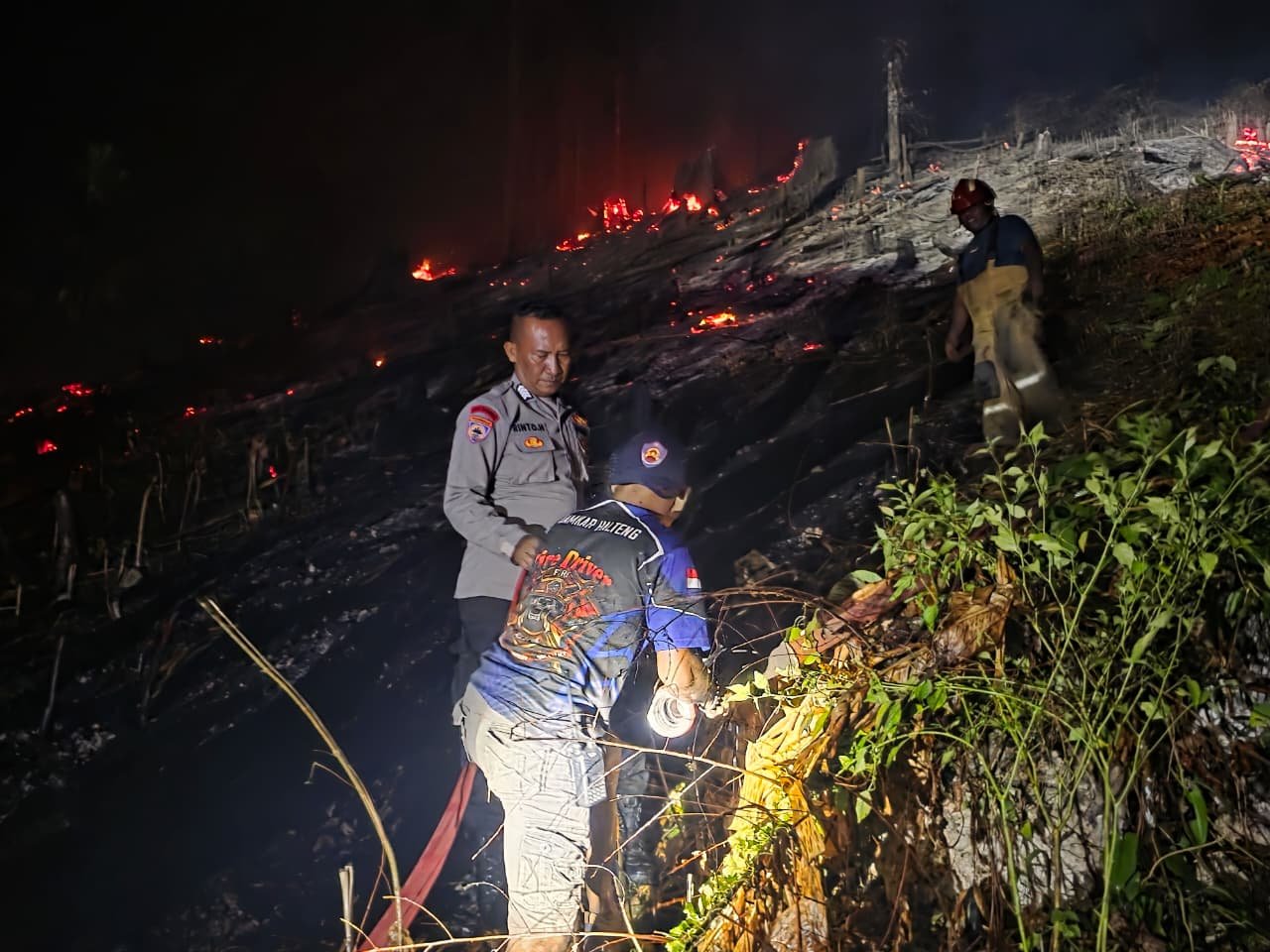KEBAKARAN LAHAN KEBUN DI DESA SAWAI ITEPO, SATGAS KARHUTLA POLRES HALMAHERA TENGAH BERSAMA DAMKAR HALTENG BERHASIL PADAMKAN API