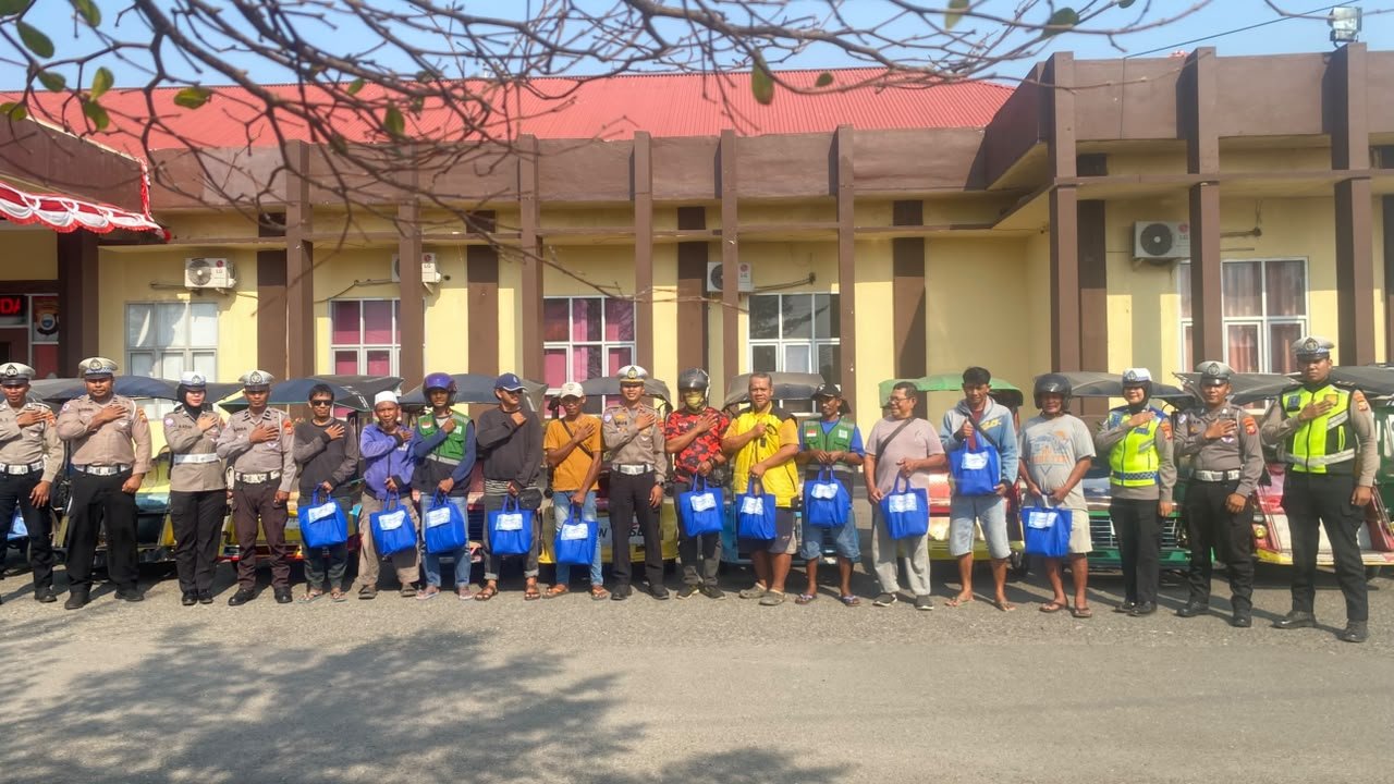 Peringati Hari Lalu Lintas Bhayangkara ke-71, Satlantas Polres Pulau Morotai Salurkan Bantuan Sembako kepada Komunitas Bentor