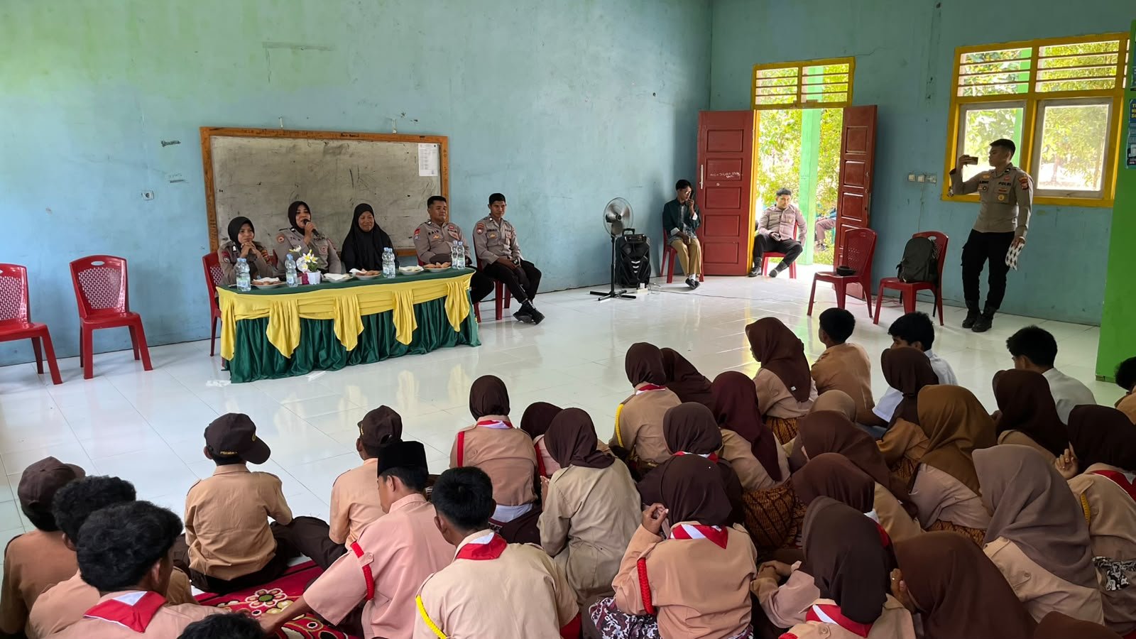 Cegah Sejak Dini, Polres Halsel Berikan Edukasi Bullying dan Bahaya Narkoba kepada Pelajar