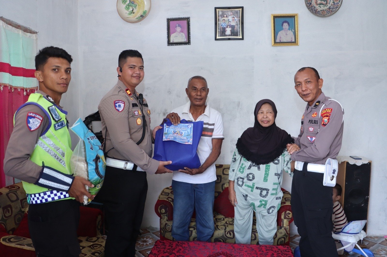 Sambut Hari Lalu Lintas Bhayangkara ke-71, Satlantas Polres Halsel Anjangsana ke Purnawirawan Polri