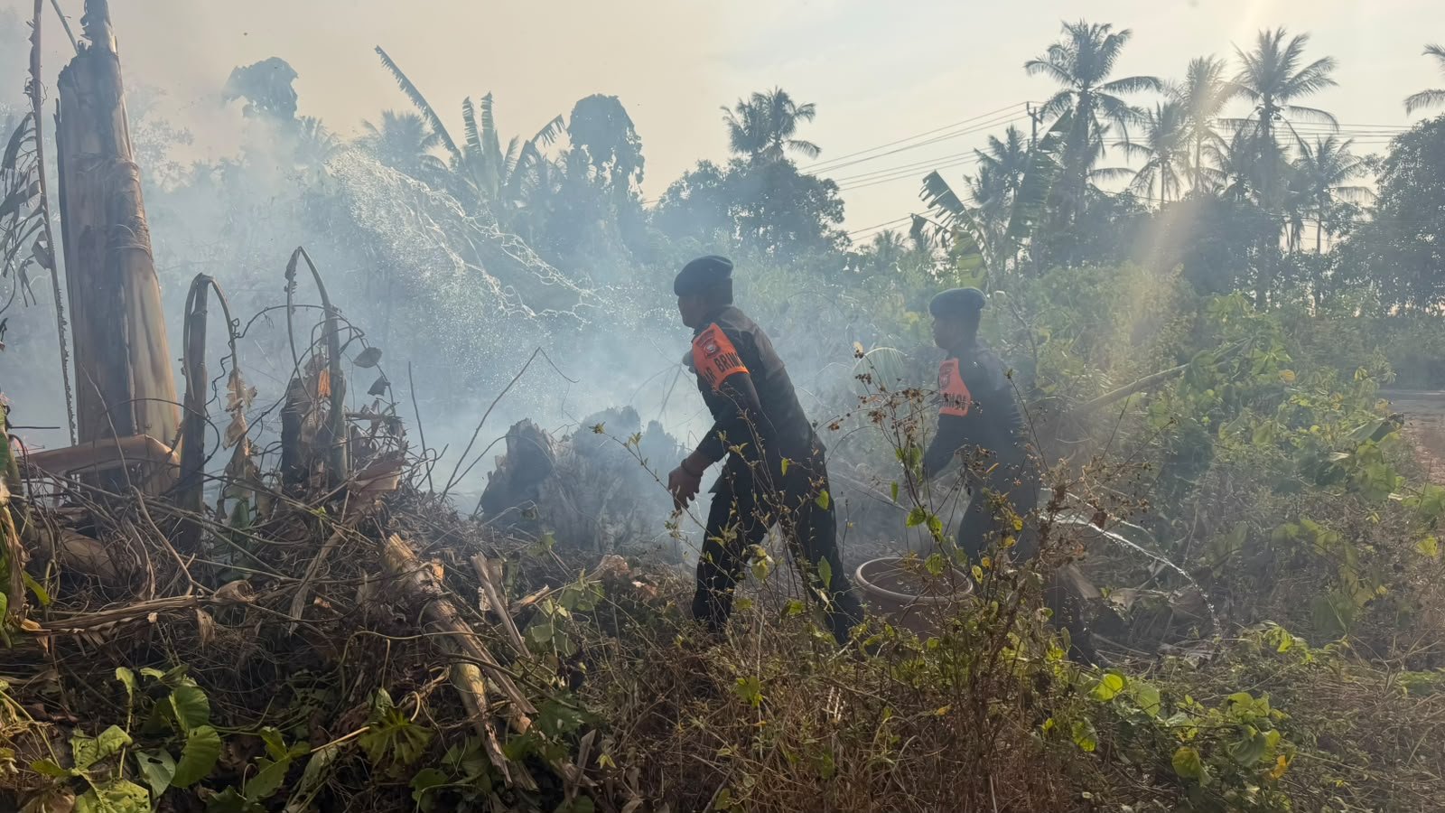 Brimob Polda Maluku Utara Bergerak Cepat Padamkan Kebakaran di Desa Gosale