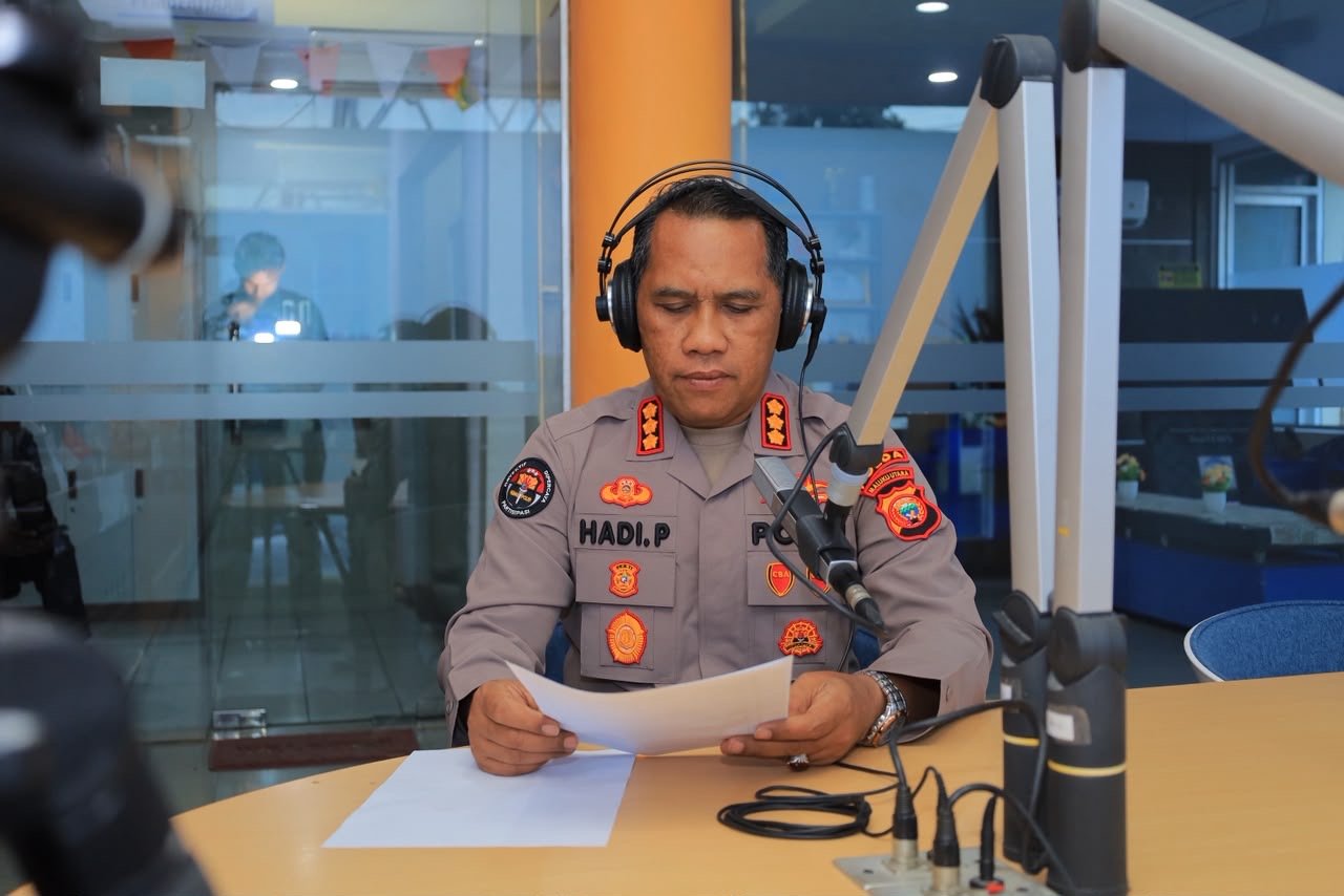 Jadi Presenter RRI, Kabidhumas Sampaikan Pesan Kamtibmas dan Ajak Masyarakat Cegah Karhutla