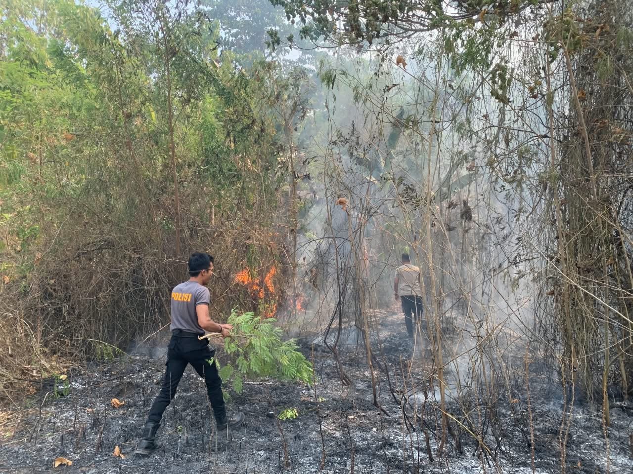 Sat Samapta Polres Pulau Morotai Gerak Cepat Padamkan Karhutla di Kompleks Jalan Baru Muhajirin