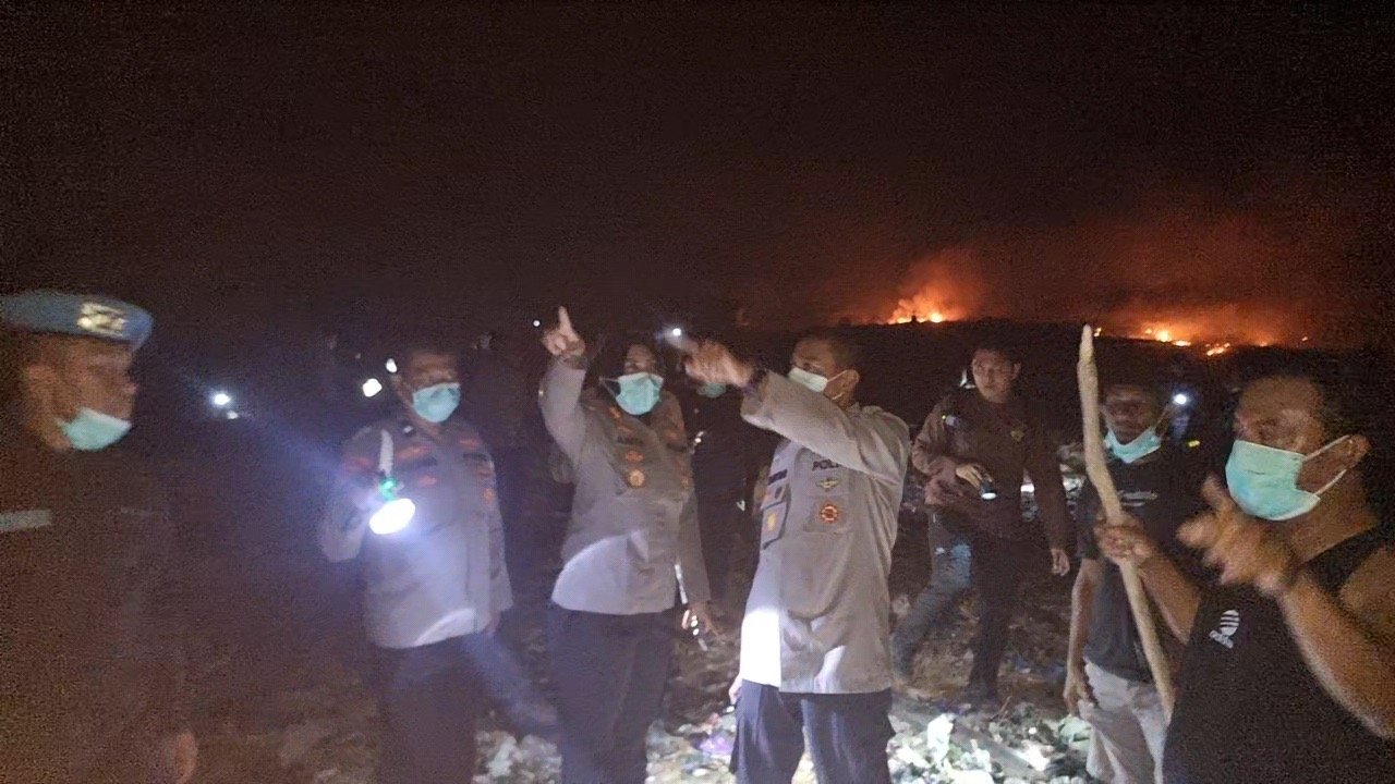 Kebakaran di TPA Takome, Kapolres Ternate Pimpin Langsung Upaya Pemadaman