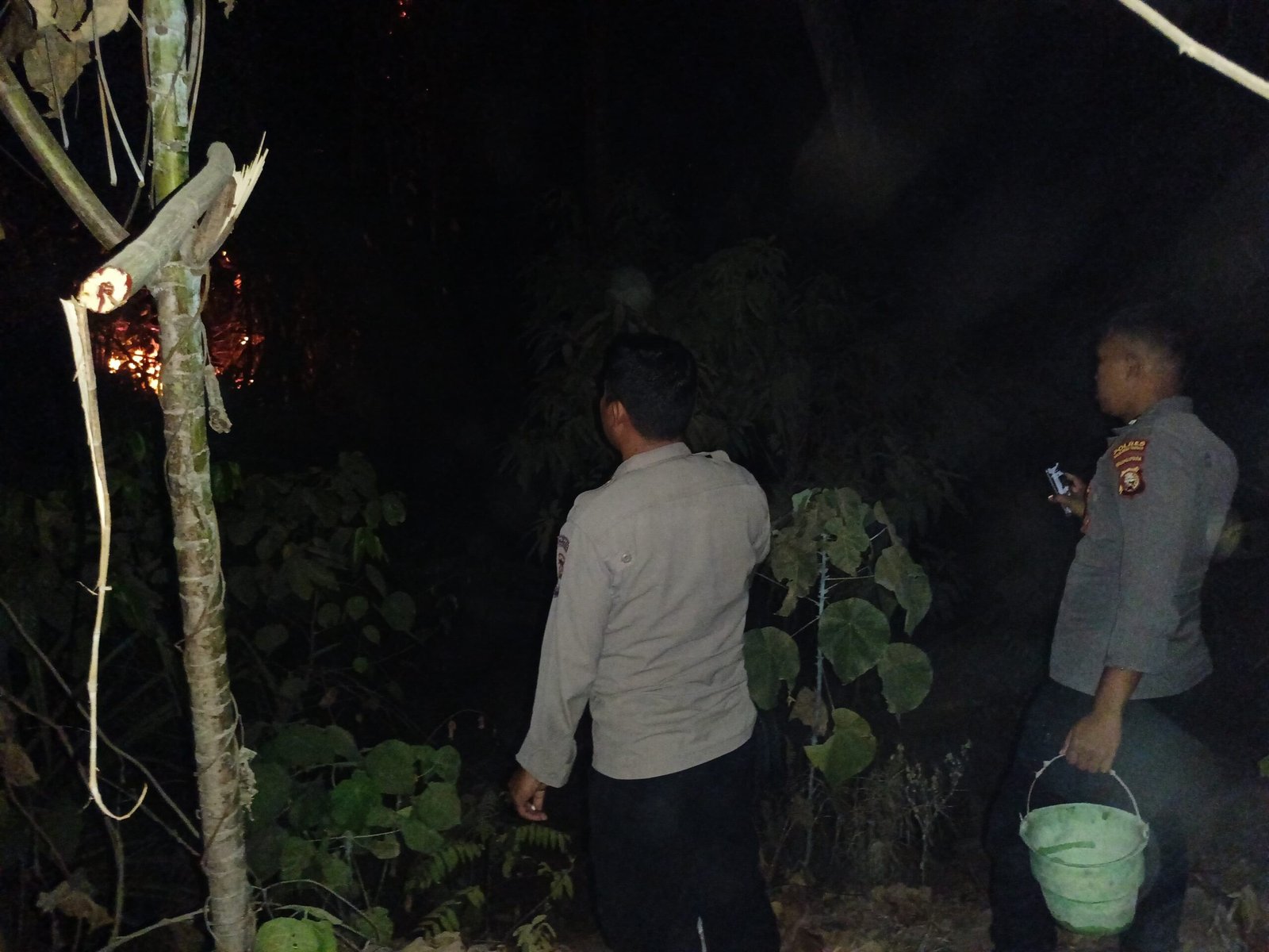 KARHUTLA TERJADI DI DESA LELILEF SAWAI, PETUGAS GABUNGAN LAKUKAN PEMADAMAN