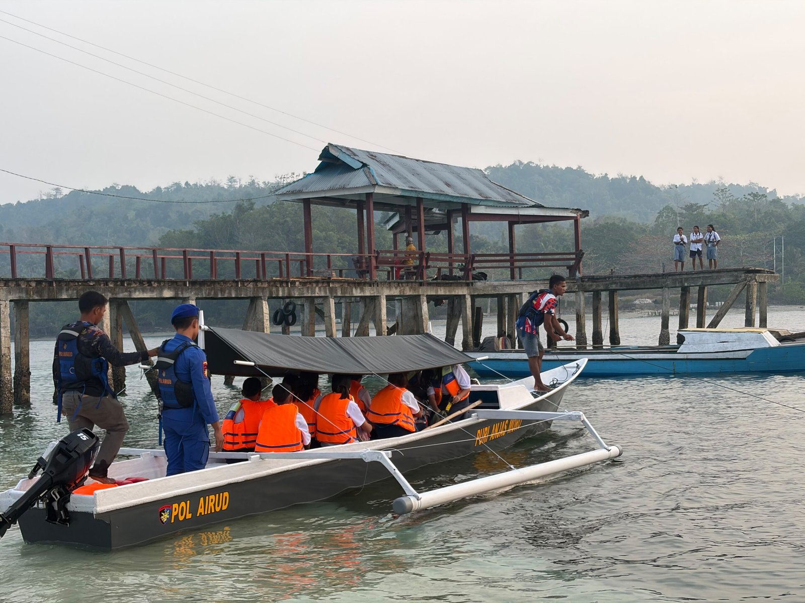 Polisi Hadir untuk Pendidikan, Polairud Polda Malut Lakukan Antar Jemput Siswa di Morotai