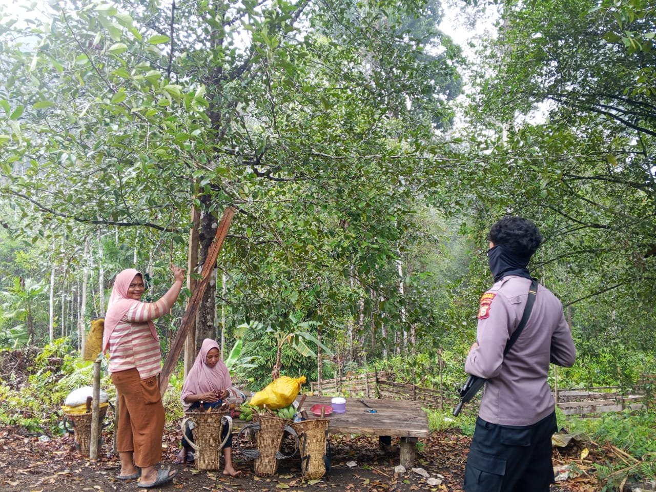 Polsubsektor Patani Barat Kawal Warga Menuju Kebun, Wujudkan Kehadiran Polri di Tengah Masyarakat