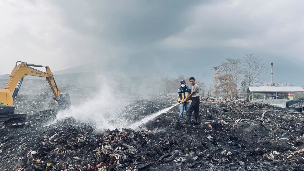 Brimob Polda Malut Lanjutkan Penanganan Kebakaran TPA Takome
