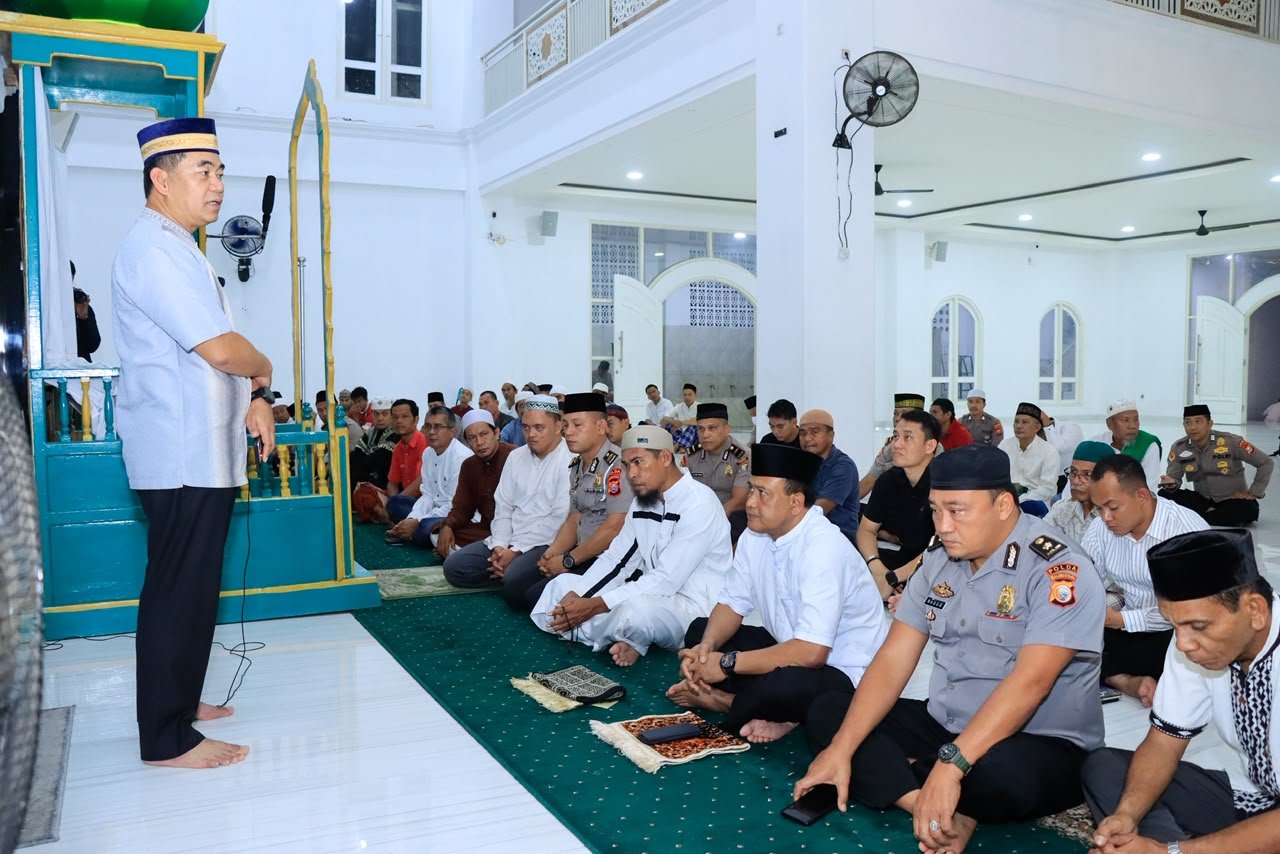 Kapolda Maluku Utara Ajak Masyarakat Jaga Kerukunan Lewat Subuh Keliling di Masjid Nurul Fatah Bastiong