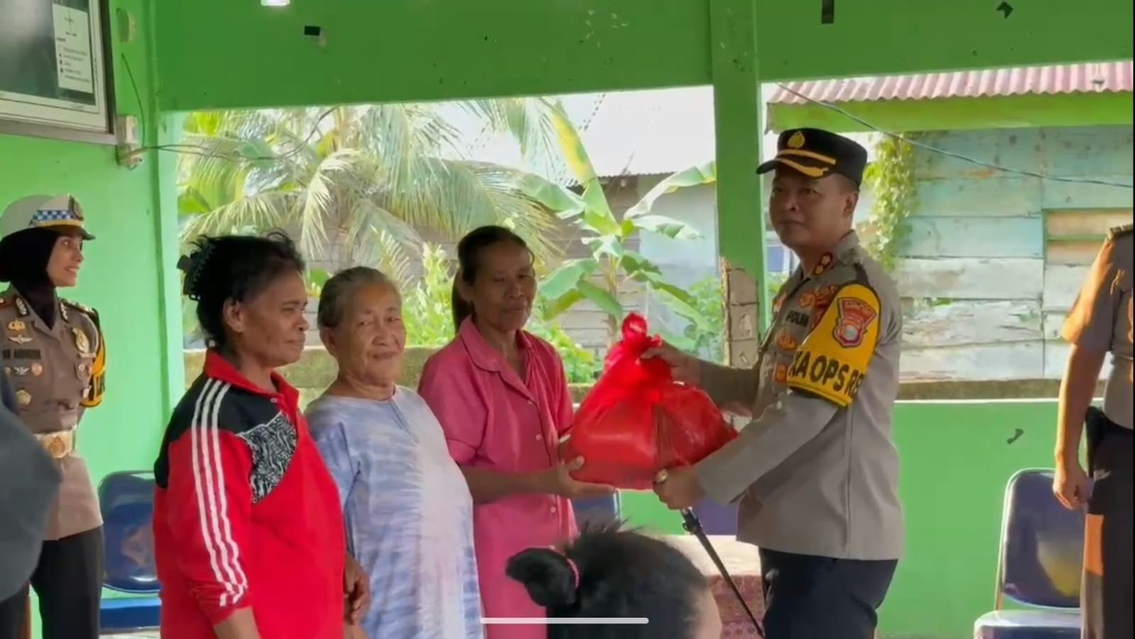 POLRES HALTENG SALURKAN PAKET SEMBAKO DAN AIR BERSIH KEPADA WARGA DESA GOENG DALAM RANGKA OPS PATUH KIE RAHA 2026