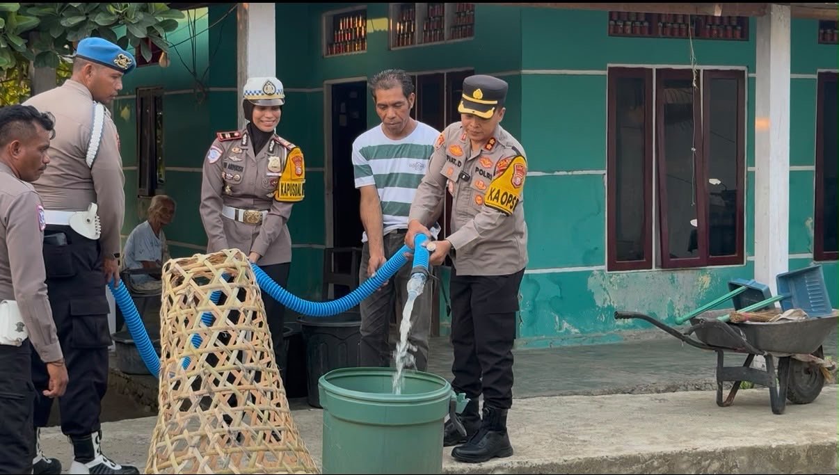 Ringankan Beban Warga Terdampak Kemarau, Polres Halteng Salurkan Air Bersih dan Sembako