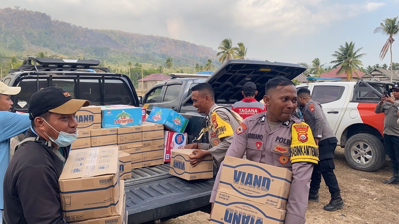 Polri Melayani dengan Hati, Polisi Bersama Masyarakat, Polres Pulau Taliabu Salurkan Bantuan bagi Warga Terdampak Karhutla