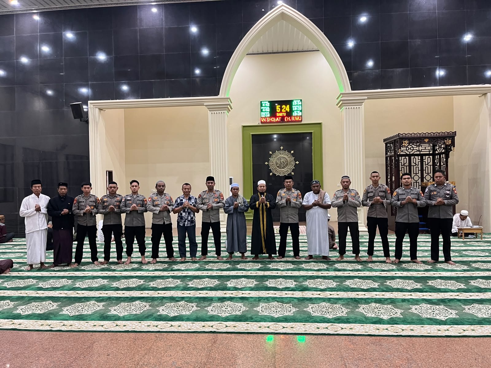 IMPLEMENTASIKAN COMMANDER WISH KAPOLRI, POLRES HALTENG GELAR SHOLAT SUBUH KELILING BERSAMA MASYARAKAT