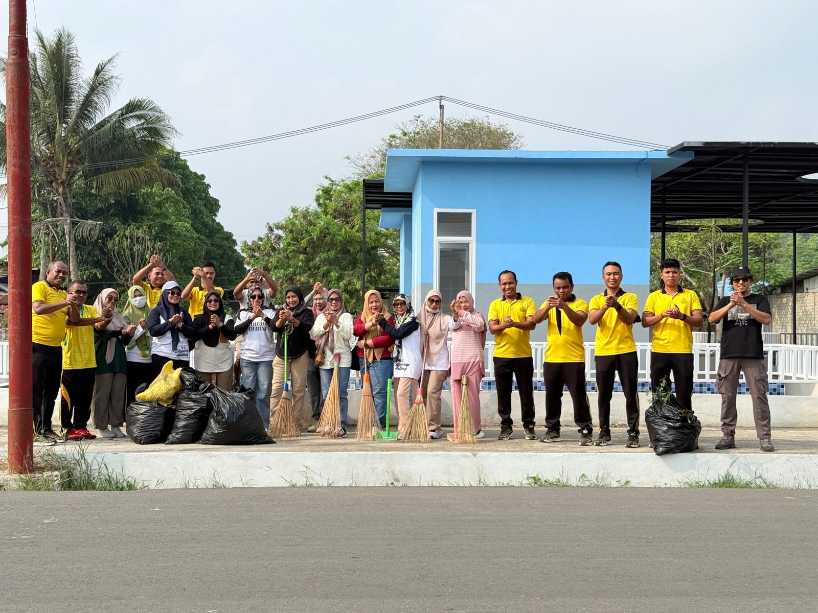 Implementasi Green Policing, Polres Halteng Gelar Jumat Bersih di Masjid Agung Darussalam