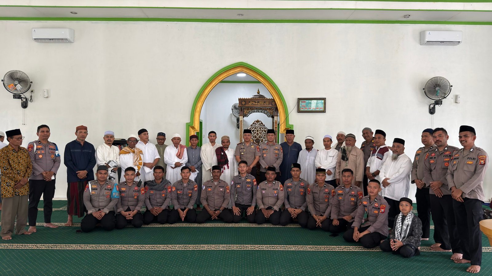 Pererat Silaturahmi dengan Masyarakat, Kapolres Halteng Pimpin Sholat Jumat Keliling di Masjid Darul Yasin Desa Wedana