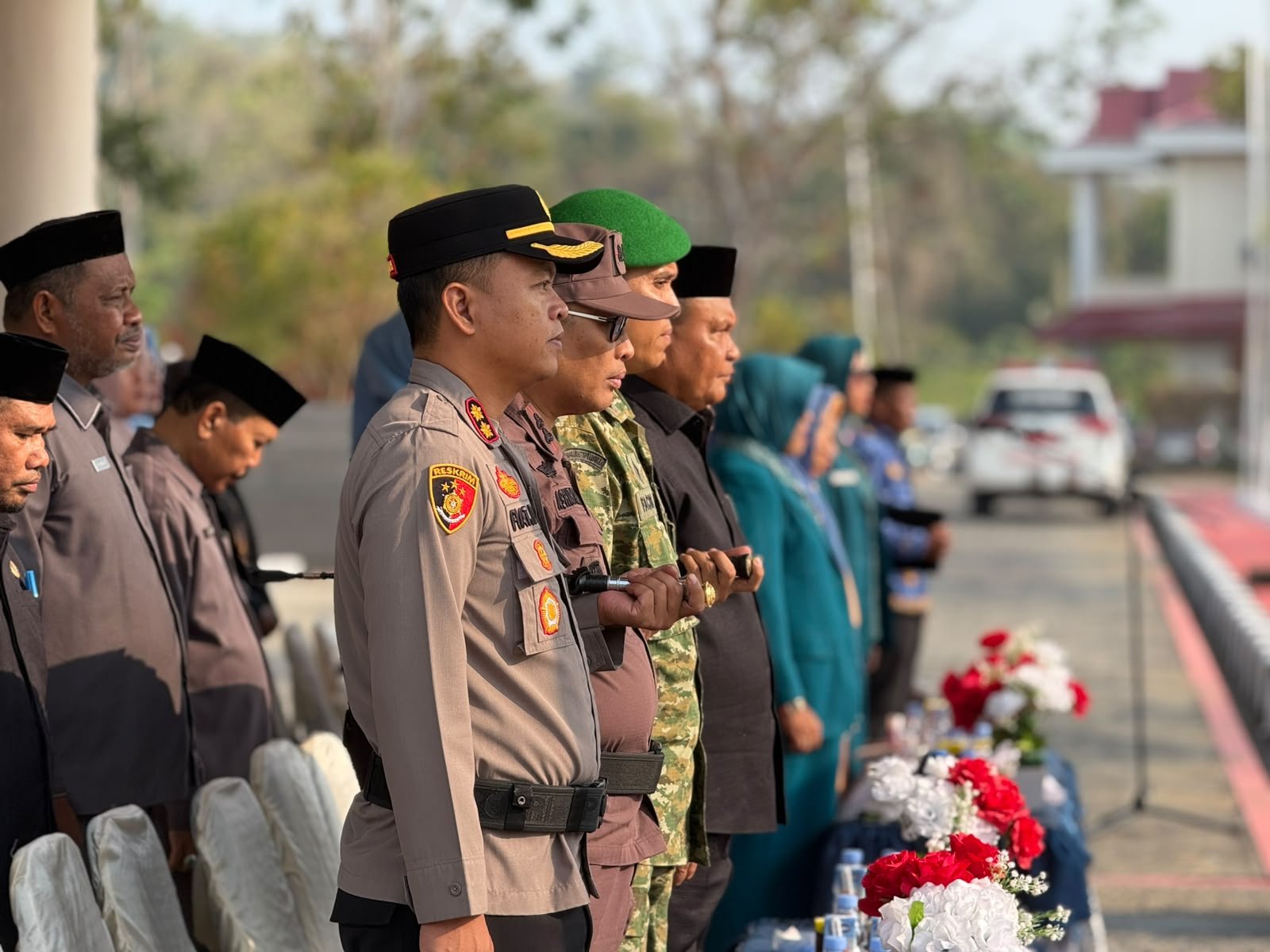 KAPOLRES HALTENG HADIRI UPACARA PERINGATAN HARI KESAKTIAN PANCASILA DI LAPANGAN KANTOR BUPATI
