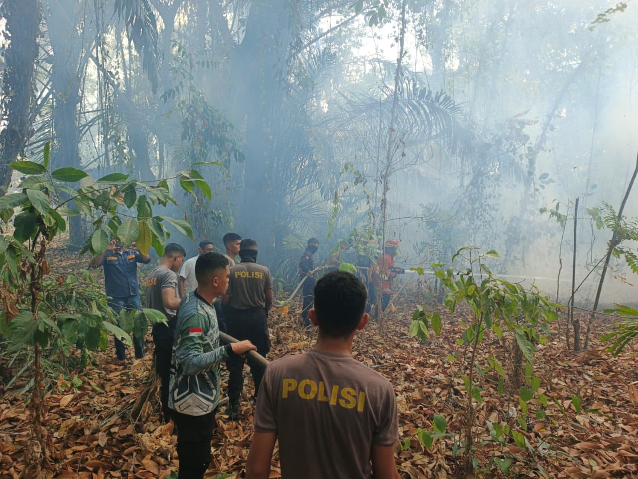 Sat Samapta Polres Halsel Sigap Padamkan Karhutla di Kampung Makian, Warga Diimbau Tak Bakar Lahan