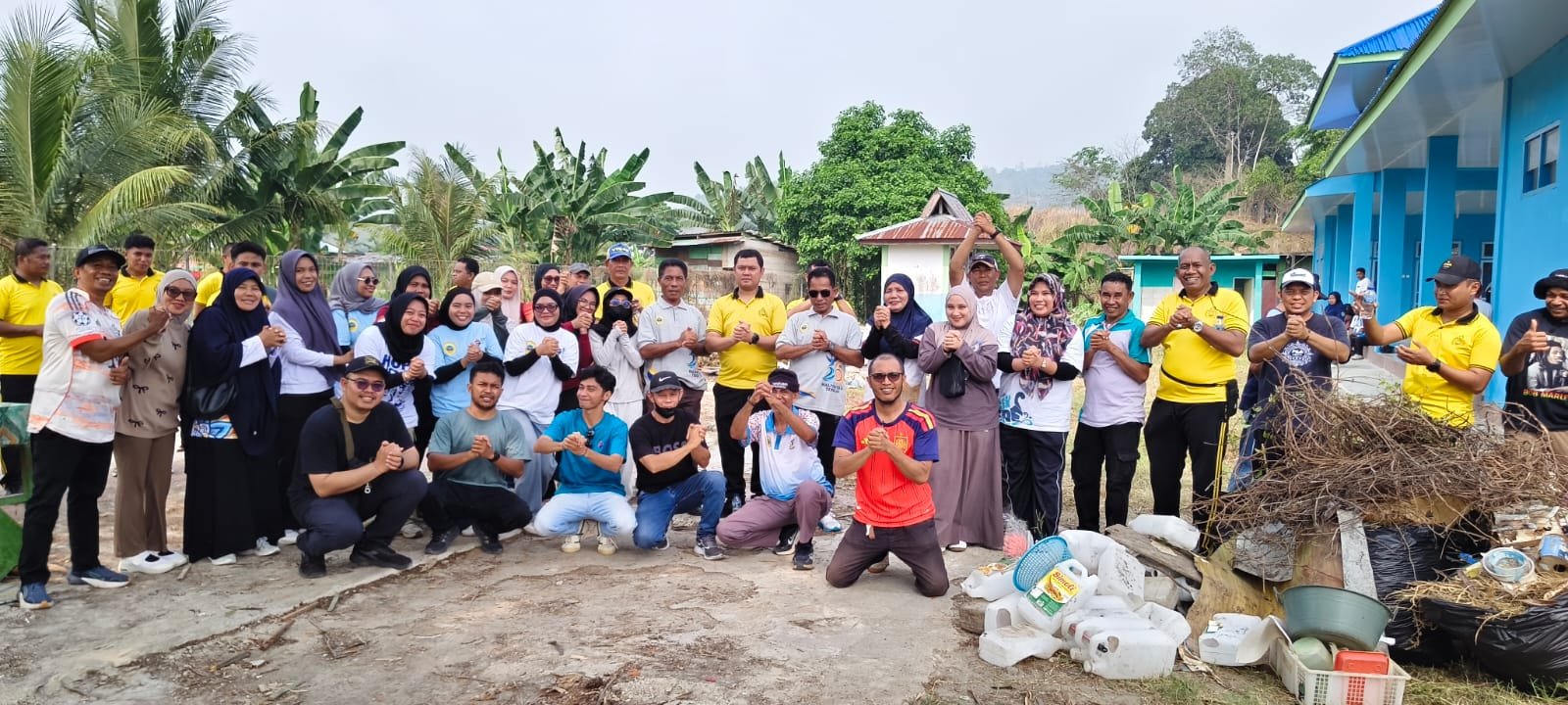 IMPLEMENTASIKAN GREEN POLICING, POLRES HALTENG BERSAMA DISHUB GELAR JUMAT BERSIH DI TERMINAL WEDA