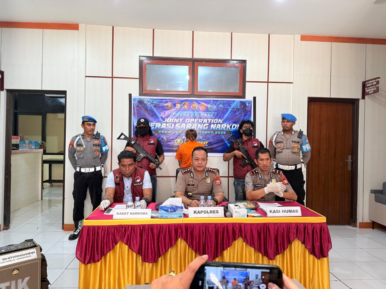KONFERENSI PERS POLRES HALTENG TETAPKAN  SEORANG PEREMPUAN SEBAGAI TERSANGKA KASUS PEREDARAN NARKOTIKA JENIS GANJA SEBERAT 80,20 GRAM MELALUI JASA PENGIRIMAN PAKET