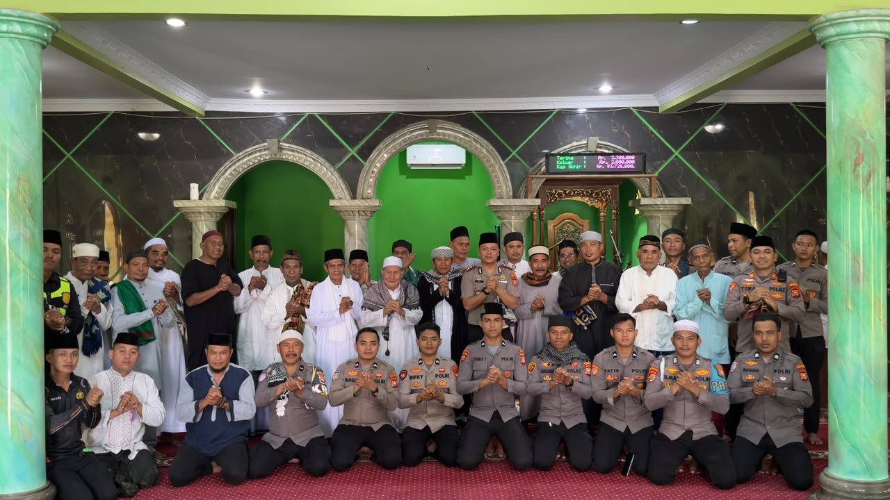 IMPLEMENTASIKAN COMMANDER WISH KAPOLRI, KAPOLRES HALTENG LAKSANAKAN SHOLAT JUMAT KELILING BERSAMA MASYARAKAT