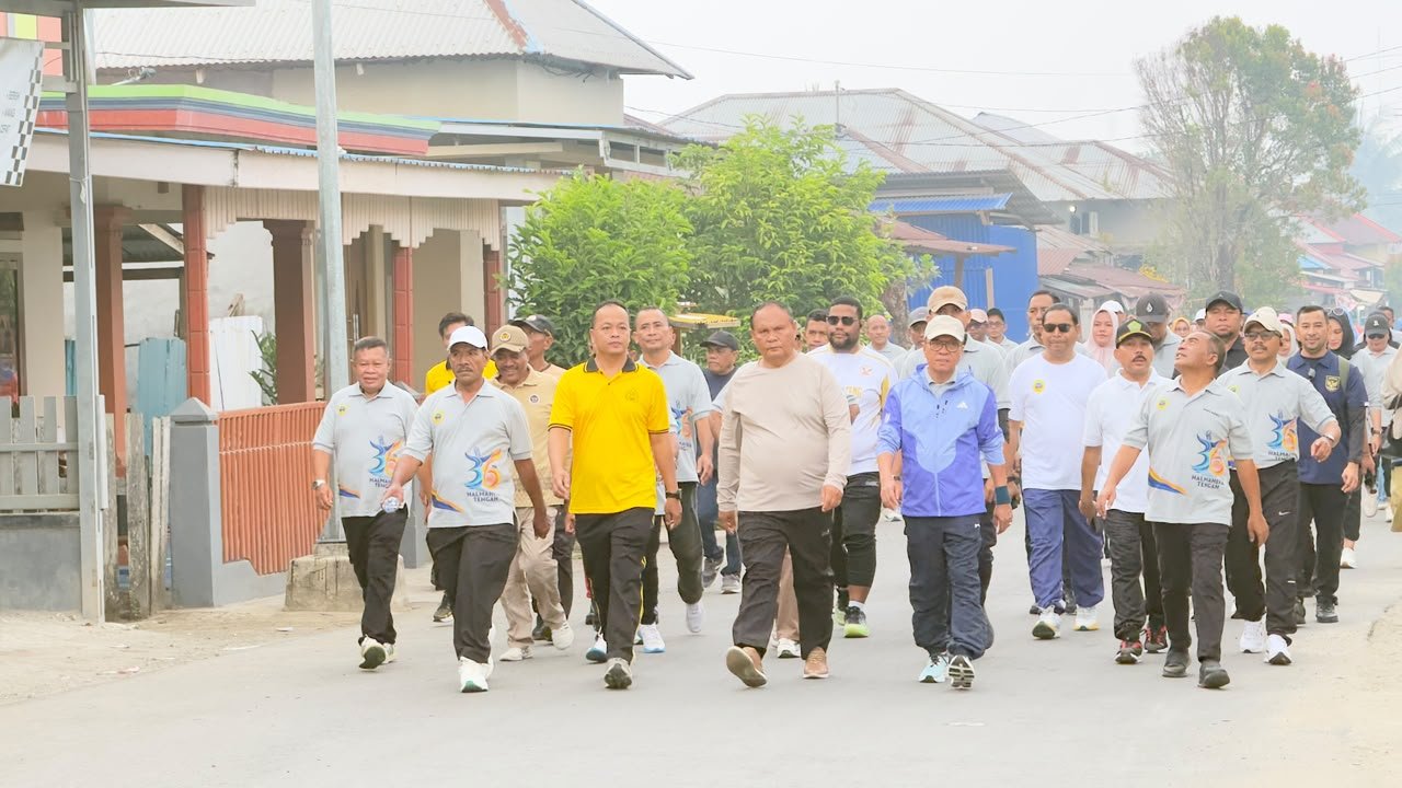 KAPOLRES HALTENG BERSAMA FORKOPIMDA DAN 800 PESERTA IKUTI JALAN SEHAT MERIAHKAN HUT KE-36 KABUPATEN HALMAHERA TENGAH