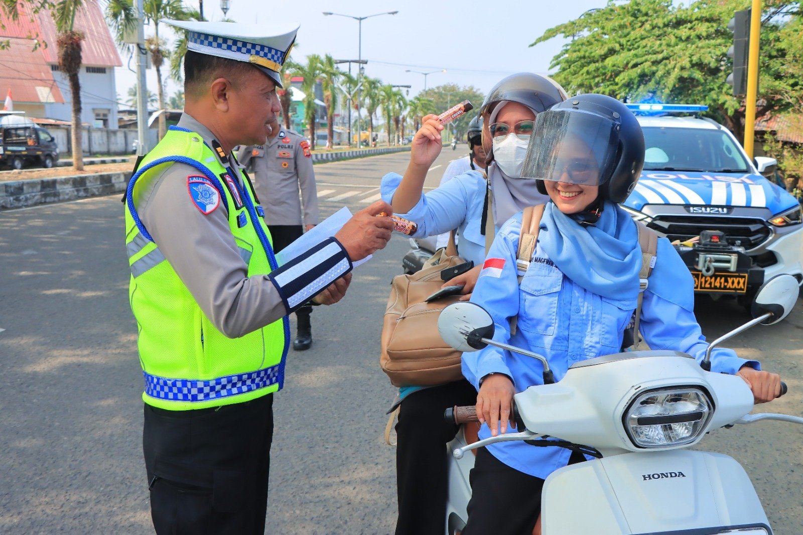 Tertib Berlalu Lintas, Personel Operasi Patuh Kie Raha 2026 Polda Malut Bagikan Cokelat dan Brosur Keselamatan di Sofifi