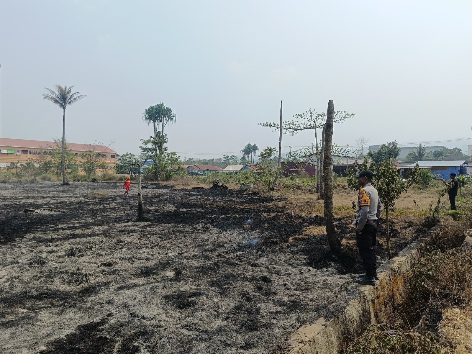 Polsubsektor Weda Tengah Bersama Fire Rescue PT IWIP Padamkan Karhutla di Desa Woekob, Sekitar 1 Hektare Lahan Terbakar