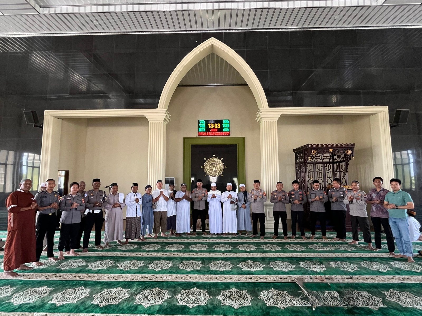 IMPLEMENTASI COMMANDER WISH KAPOLRI, POLRES HALTENG GELAR SHOLAT JUMAT KELILING BERSAMA MASYARAKAT