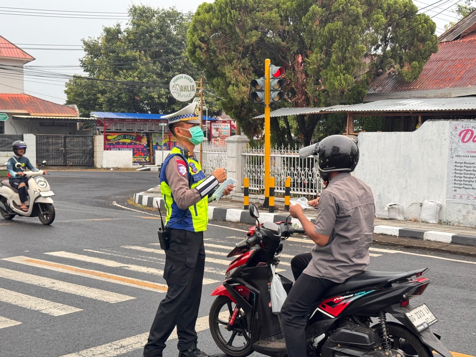 Hadir di Tengah Masyarakat, Polres Ternate Bagikan Masker dan Imbau Warga Tertib Berlalu Lintas