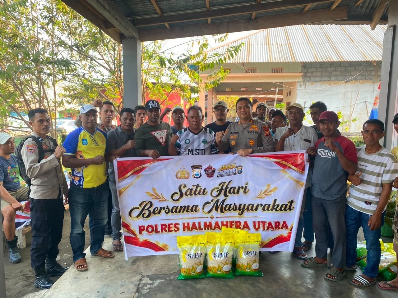 Satu Hari Bersama Masyarakat, Kapolres Halut Dialog Langsung dan Salurkan Bantuan Sosial kepada Warga Barataku