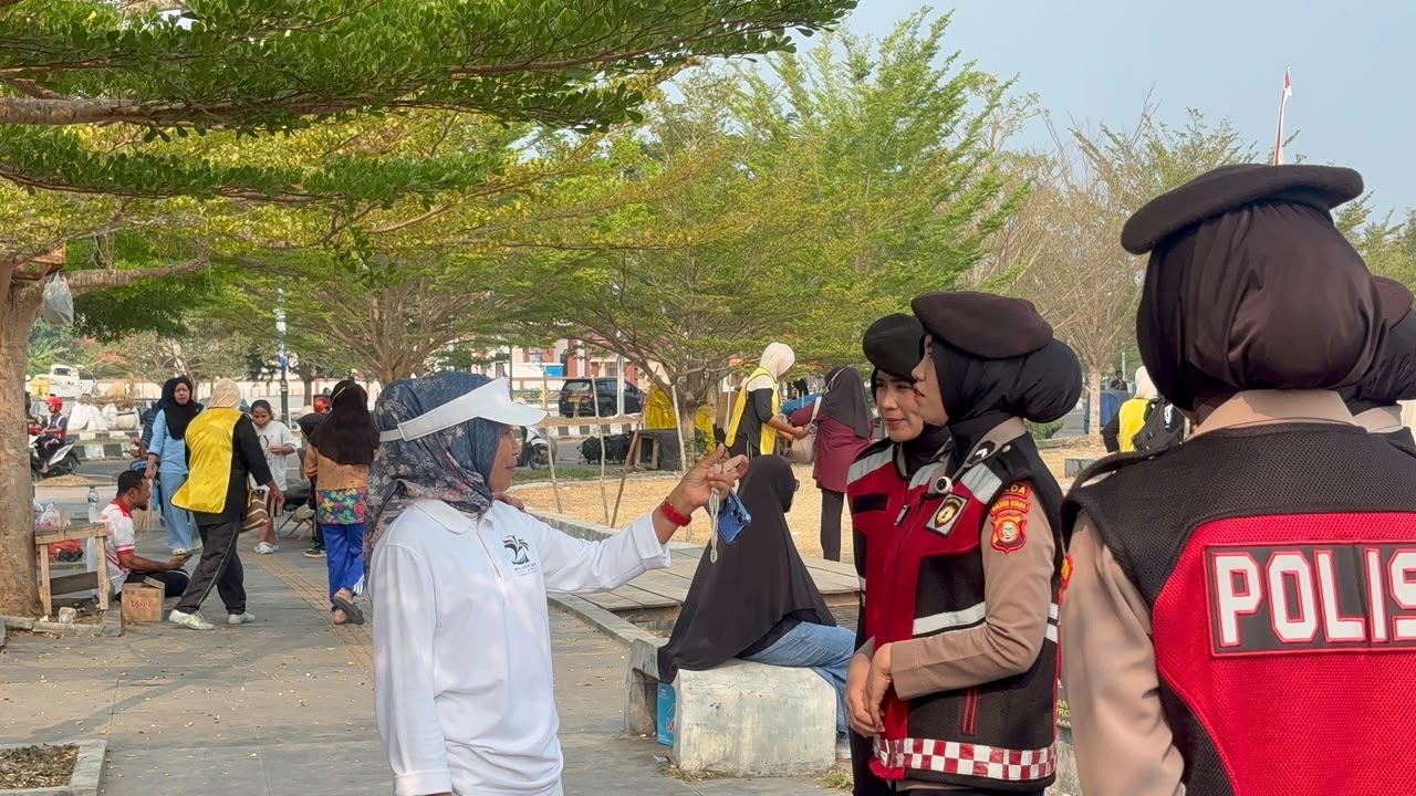 Polwan Polda Malut Dekatkan Diri dengan Warga Lewat Patroli Dialogis
