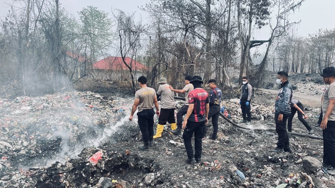 Cegah Api Meluas, Brimob Kembali Turun ke TPA Takome