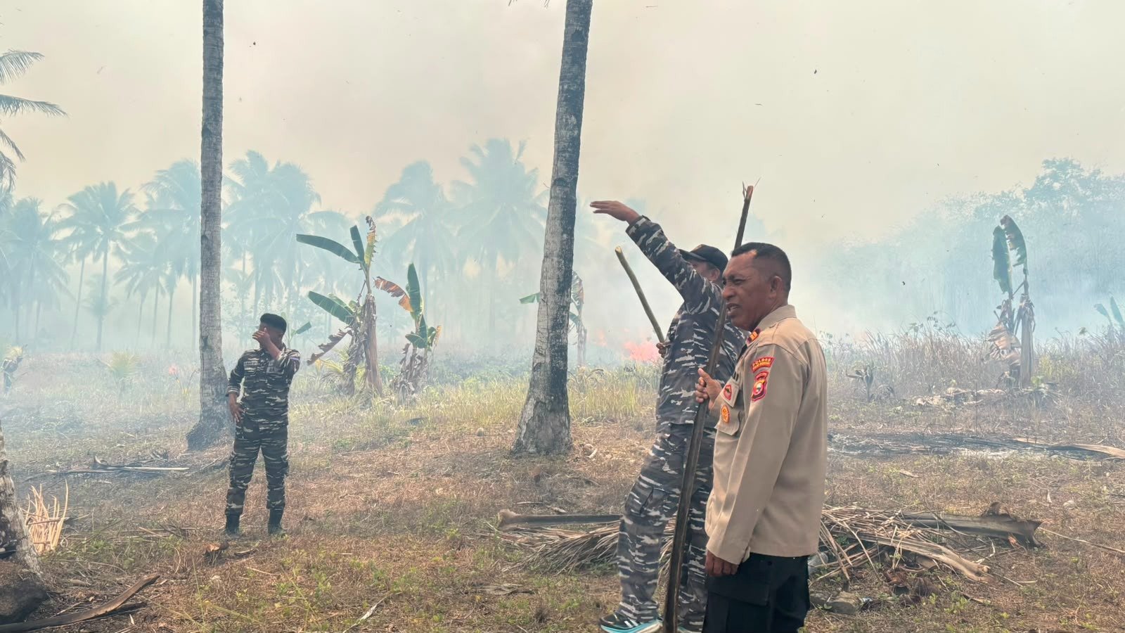 Kebakaran Lahan Kebun di Morotai Meluas, Polisi bersama Warga Bersatu Padamkan Api di Desa Cucumare