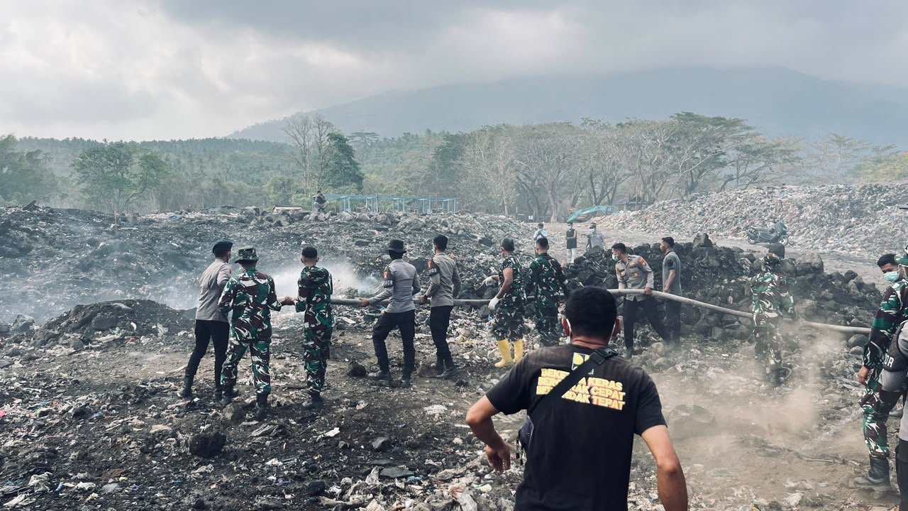 Cegah Api Kembali Berkobar, Polres Ternate dan Tim Gabungan Lakukan Pendinginan TPA Takome