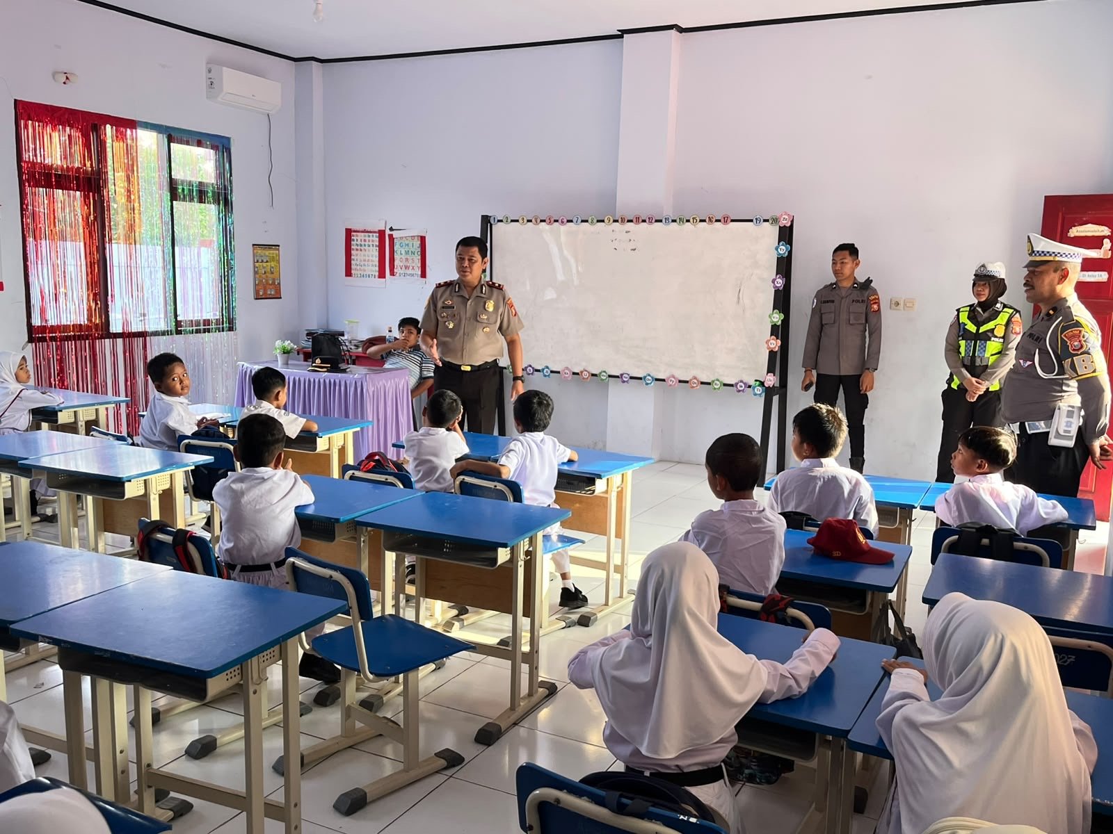 Wakapolres Halteng Edukasi Siswa SD Negeri 1 Weda, Tanamkan Disiplin dan Kesadaran Keamanan Sejak Dini